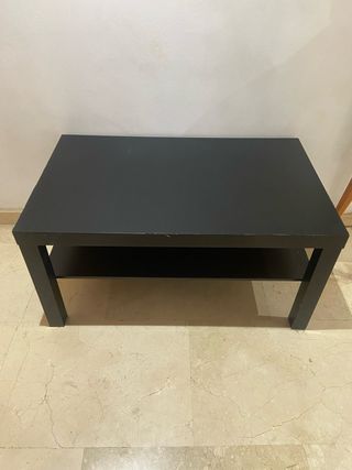 Mesa de centro negra con estante