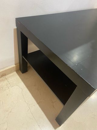 Mesa de centro negra con estante