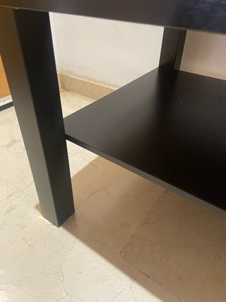 Mesa de centro negra con estante