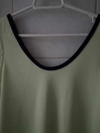 Blusa fina evase sin mangas. Amarillo  limón. 