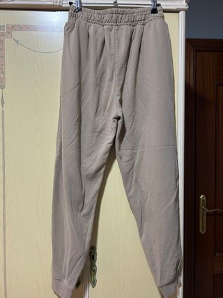 Pantalón chándal Bershka beige talla M