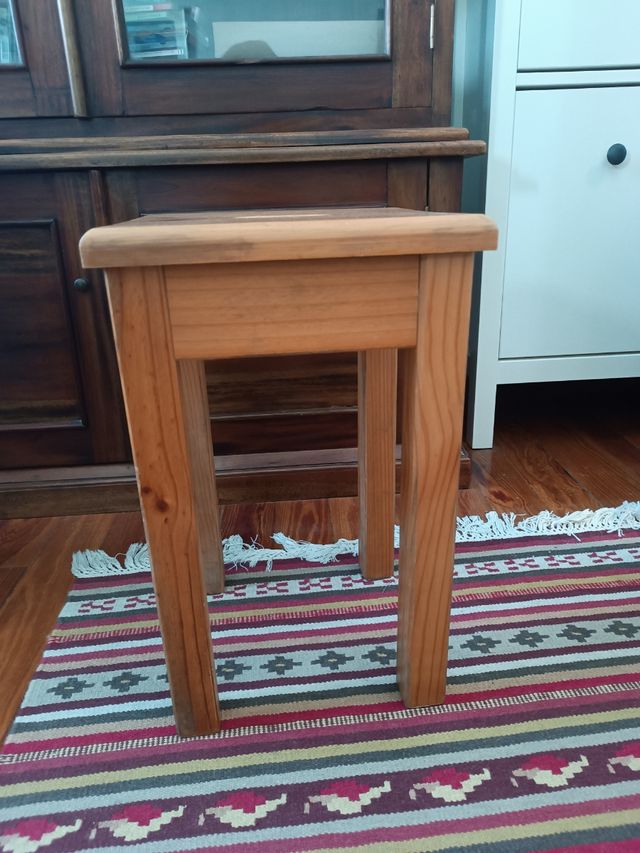 Banqueta de madera con asa.