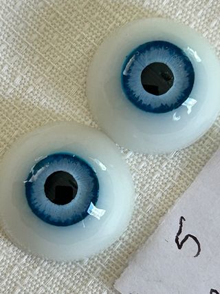 Ojos de resina azul