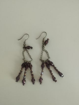 Pendientes largos morados y plateados