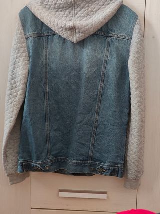 Cazadora Vaquera Pull&Bear con capucha gris.