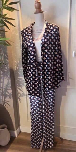 Traje estampado años 70 sfera