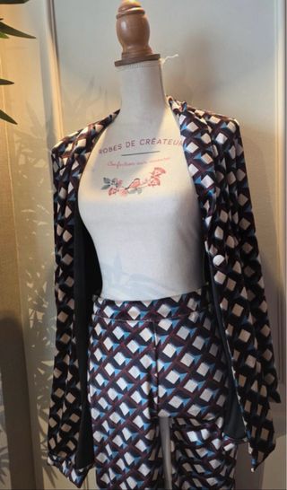 Traje estampado años 70 sfera