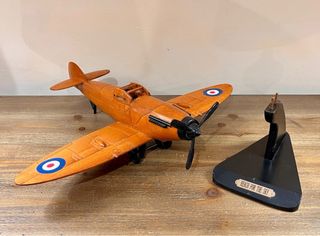 Maqueta en madera avión Spitfire RAF sobre soporte