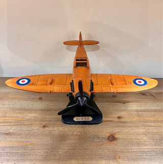 Maqueta en madera avión Spitfire RAF sobre soporte