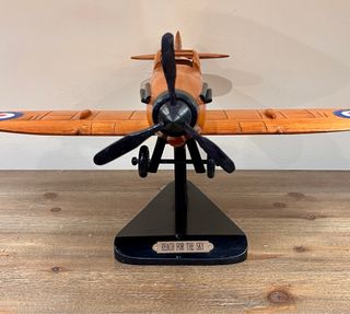 Maqueta en madera avión Spitfire RAF sobre soporte
