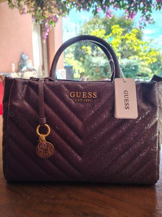 Bolso Guess Morado con Logo Dorado