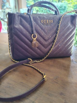 Bolso Guess Morado con Logo Dorado