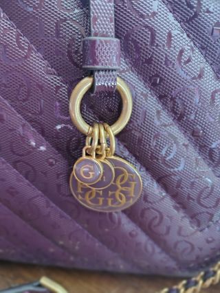 Bolso Guess Morado con Logo Dorado