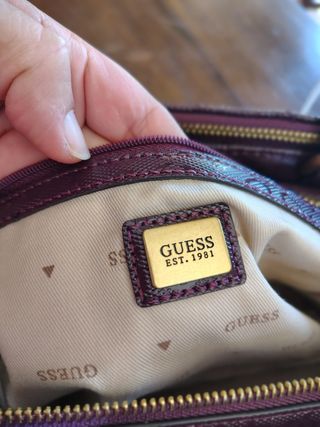 Bolso Guess Morado con Logo Dorado