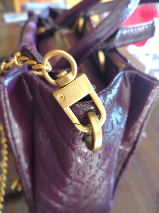Bolso Guess Morado con Logo Dorado