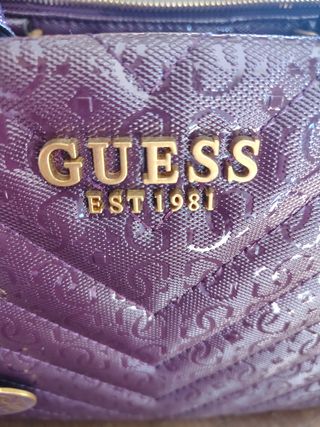 Bolso Guess Morado con Logo Dorado