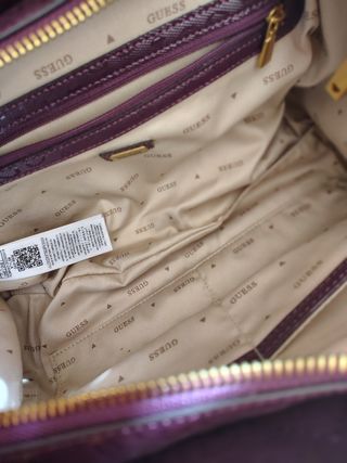 Bolso Guess Morado con Logo Dorado