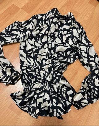 Blusa Mango Talla S Estampado Blanco y Negro