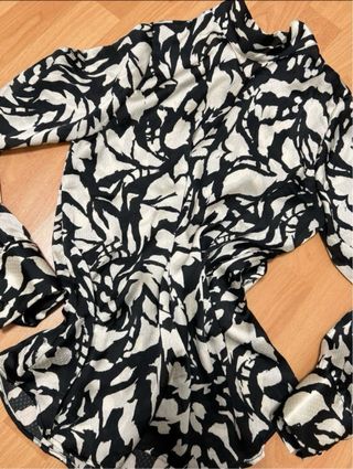 Blusa Mango Talla S Estampado Blanco y Negro
