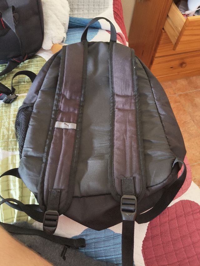 Mochila Puma Negra y Dorada