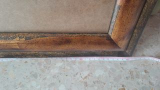 Marco de madera dorado con vidrio