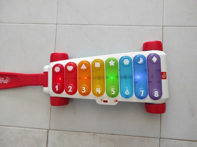 Xilófono Fisher-Price y luces.