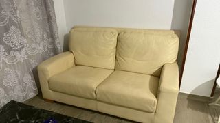 Sofá de 2 plazas de cuero beige.
