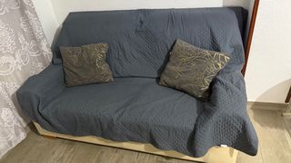 Sofá de 2 plazas de cuero beige.
