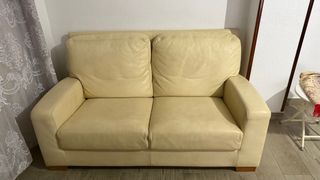 Sofá de 2 plazas de cuero beige.
