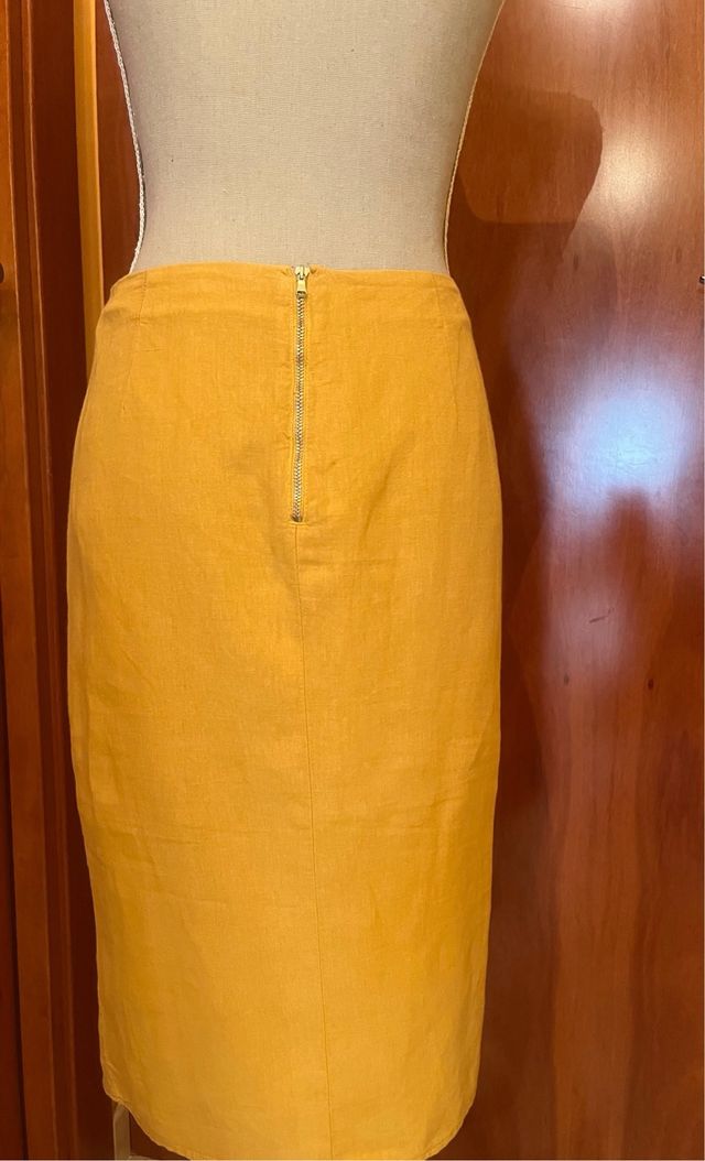 Falda midi cruzada mostaza con botones