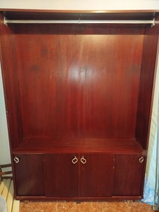 Armarios de madera marrones