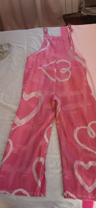 Mono rosa con corazones blancos