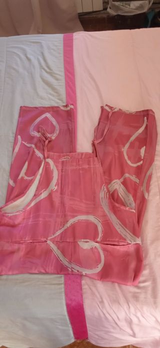 Mono rosa con corazones blancos