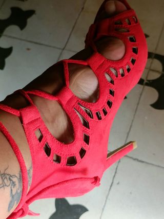 Sandalia roja gladiadora con cordones
Tacón 10 cm
