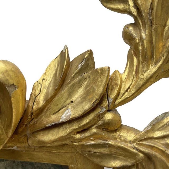 Espejo antiguo dorado con querubín