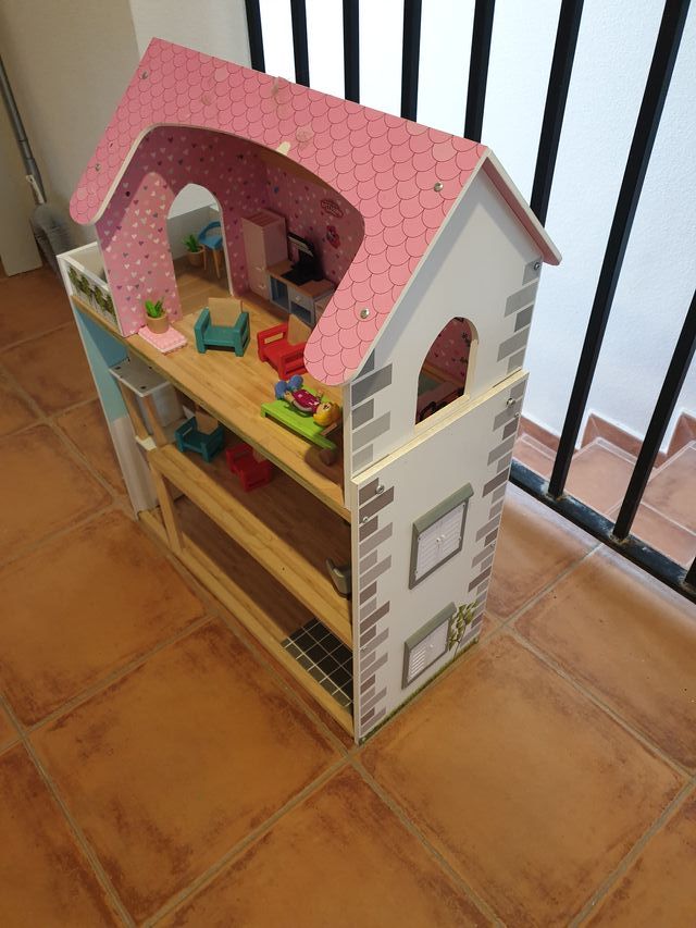 Casa de muñecas de madera con muebles