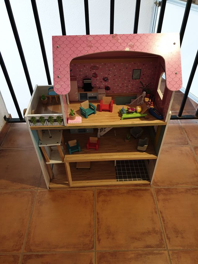 Casa de muñecas de madera con muebles