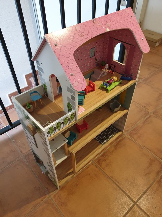 Casa de muñecas de madera con muebles