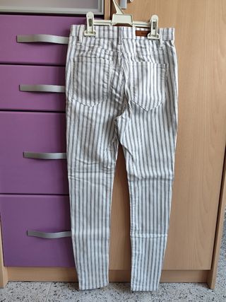 Pantalón vaquero Stradivarius 