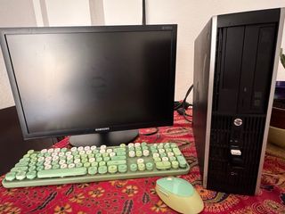 Ordenador de sobremesa HP negro y verde