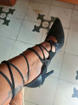 Zapato salón negro con cordones