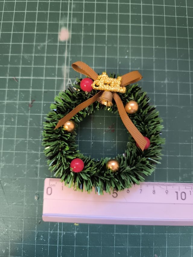 Mini casa per bambole con ghirlanda natalizia