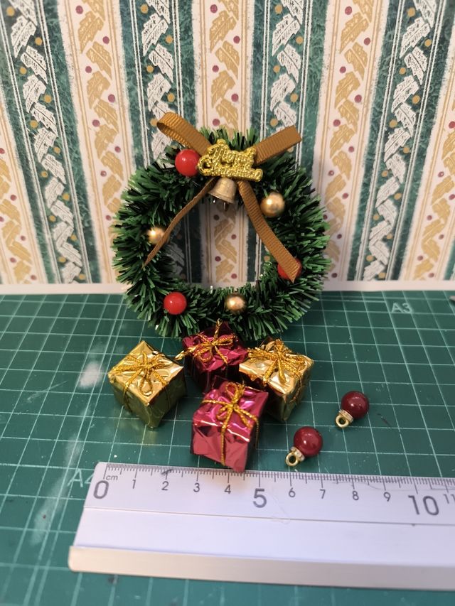 Mini casa per bambole con ghirlanda natalizia