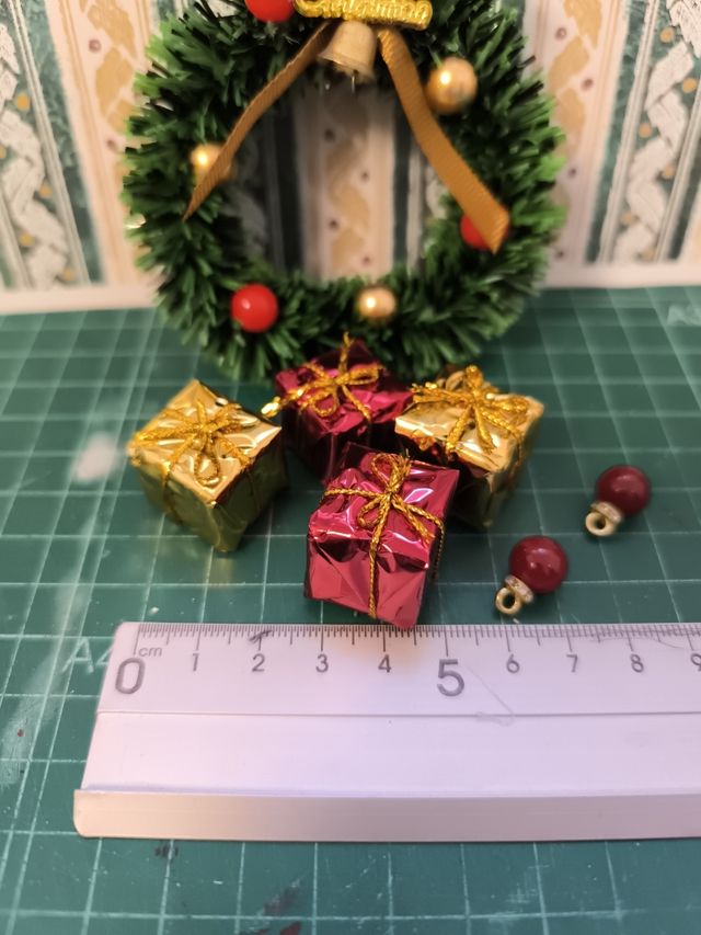 Mini casa per bambole con ghirlanda natalizia