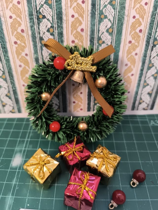 Mini casa per bambole con ghirlanda natalizia