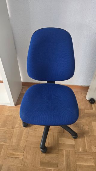 Silla de oficina azul y negra