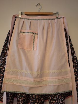 Delantal Baturra Rosa con bies verde.
