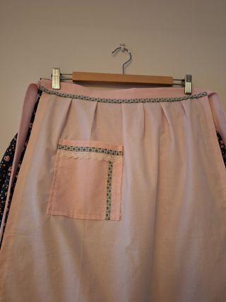 Delantal Baturra Rosa con bies verde.
