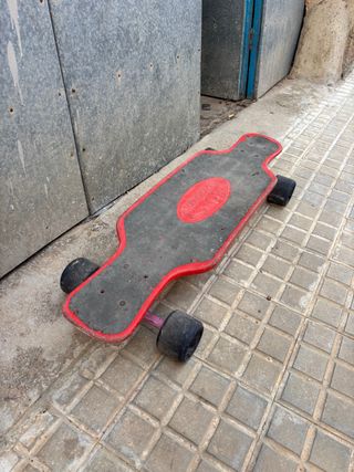 Longboard flexible rojo y negro.