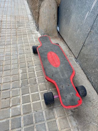 Longboard flexible rojo y negro.